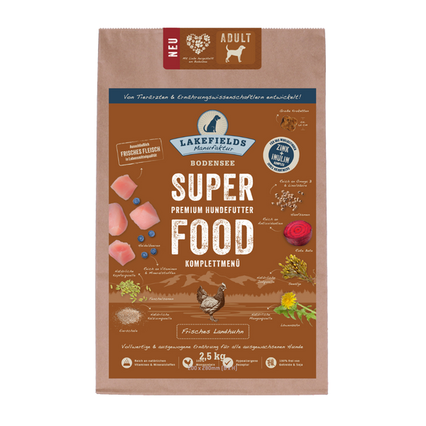 Verpackung von Lakefields Superfood für Hunde, 2.5 kg. Braune Tüte mit Bildern von Hühnerfleischstücken, Kräutern und dem Text 'NEU' und 'ADULT'.