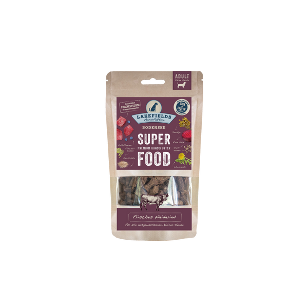 Verpackung von Lakefields Superfood für Hunde, 130g. Violette Tüte mit Bildern von Weiderind, Kräutern und dem Text 'MINI Adult'.