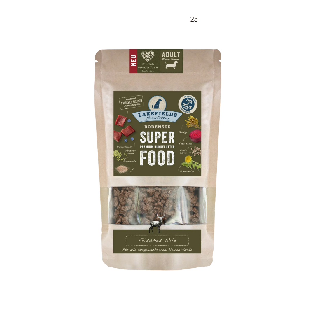 Verpackung von Lakefields Superfood für Hunde, 130g. Grüne Tüte mit Bildern von Wild, Kräutern und dem Text 'NEU' und 'MINI Adult'.