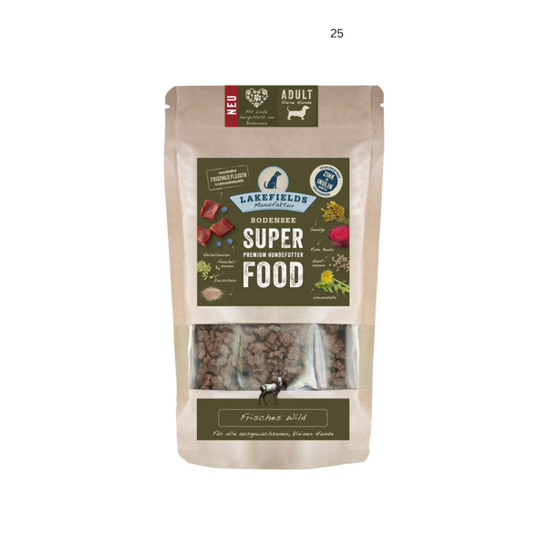 Verpackung von Lakefields Superfood für Hunde, 130g. Grüne Tüte mit Bildern von Wild, Kräutern und dem Text 'NEU' und 'MINI Adult'.