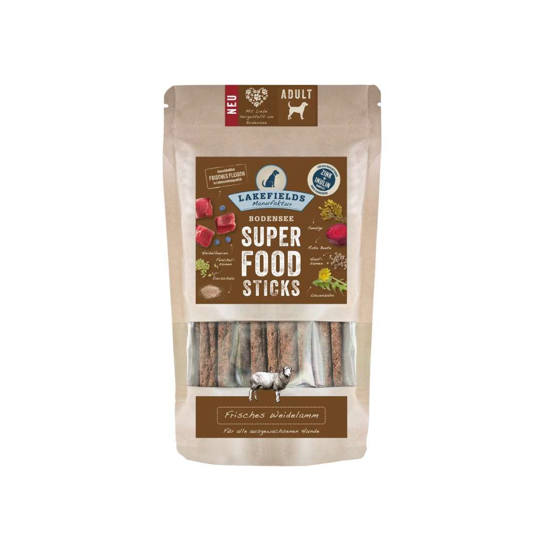 Verpackung von Lakefields Superfood Sticks, 130g. Die Tüte zeigt verschiedene Zutaten wie Gemüse und Fleisch, mit einem Hundesymbol.