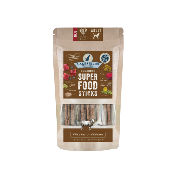 Verpackung von Lakefields Superfood Sticks, 130g. Die Tüte zeigt verschiedene Zutaten wie Gemüse und Fleisch, mit einem Hundesymbol.