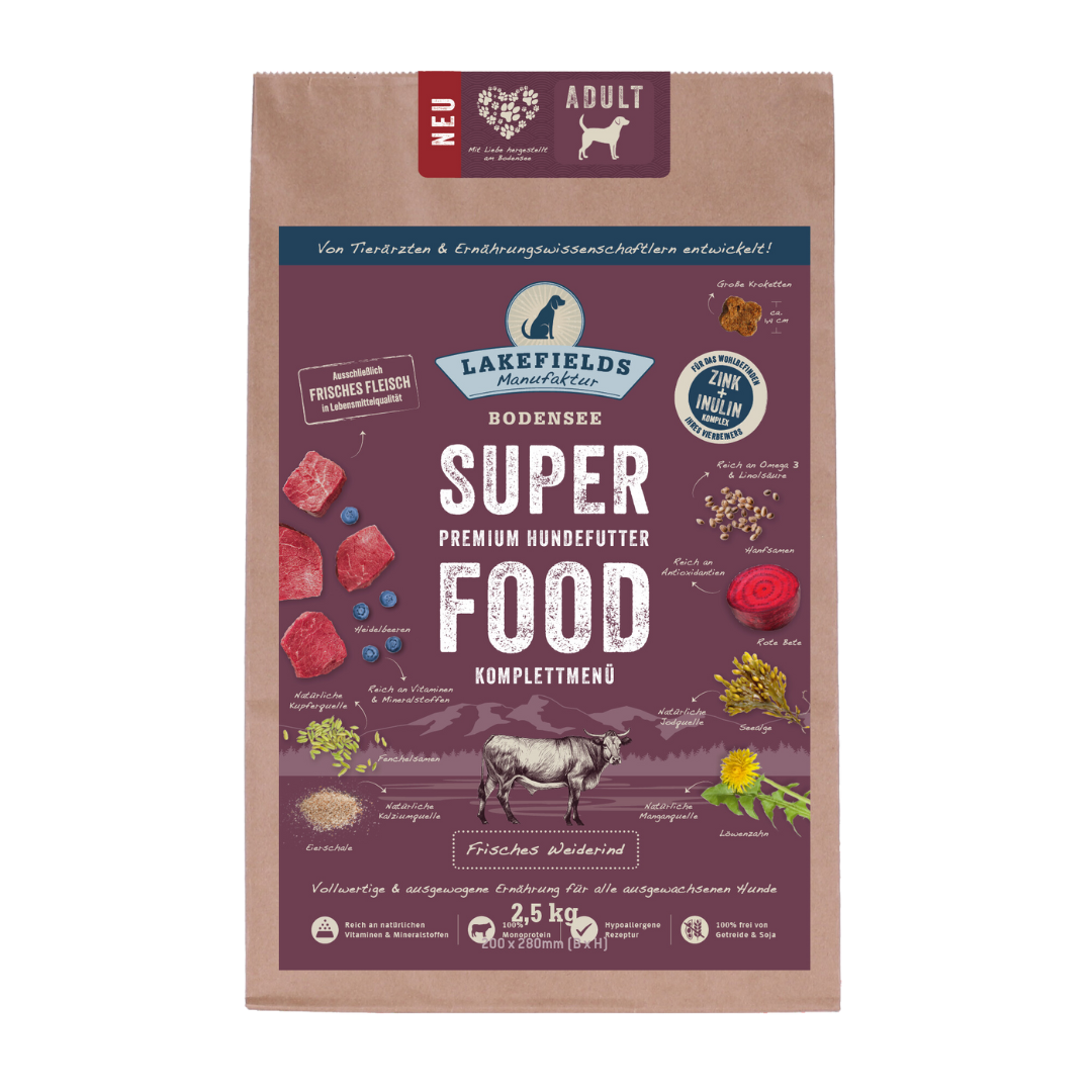 Verpackung von Lakefields Superfood für Hunde, 2.5 kg. Violette Tüte mit Bildern von Weiderind, Kräutern und dem Text 'NEU' und 'Adult'.