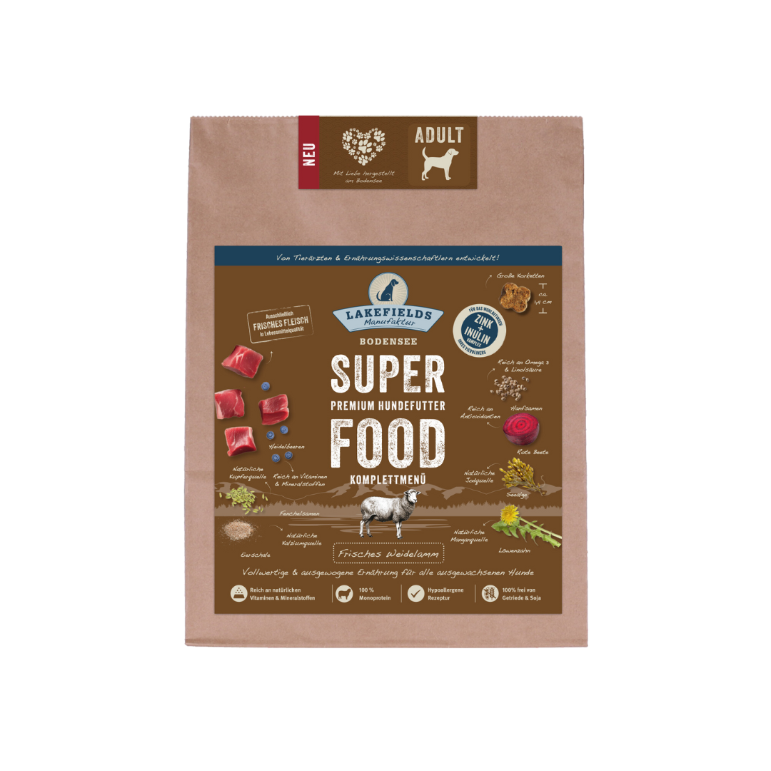 Verpackung von Lakefields Superfood für Hunde, 1 kg. BrauneTüte mit Bildern von Weidelamm, Kräutern und dem Text 'NEU' und 'Adult'.