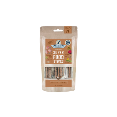 Verpackung von Lakefields Superfood Sticks für Welpen, 130g. Die Tüte zeigt verschiedene Zutaten wie Gemüse und Fleisch, mit einem Hundesymbol.