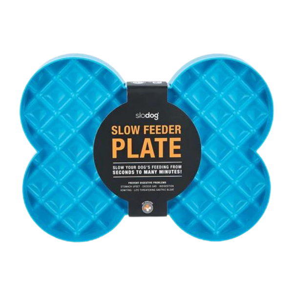 Blaue Futterplatte 'LickiMat Slodog' in Form eines Knochens mit rautenförmigen Vertiefungen. Verpackung zeigt einen Hund und Informationen zur Verwendung.
