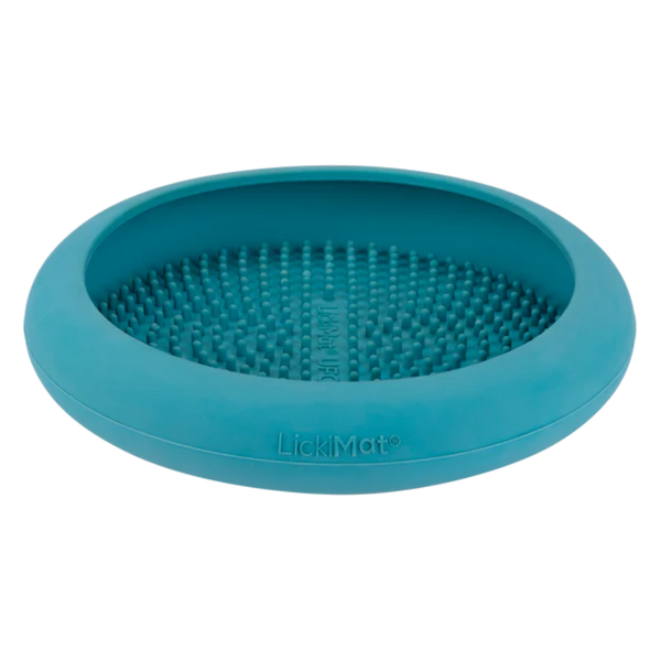 Runde, flache Futterbox in Blau mit einer strukturierten Oberfläche aus kleinen Noppen. Auf der Unterseite steht 'LickiMat®'.