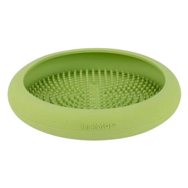 Runde, flache Futterbox in Grün mit einer strukturierten Oberfläche aus kleinen Noppen. Auf der Unterseite steht 'LickiMat®'.
