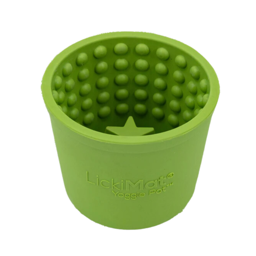 Grüner LickiMat Yoggie Pot aus Silikon mit einer sternförmigen Vertiefung in der Mitte und einer gepunkteten Innenfläche.