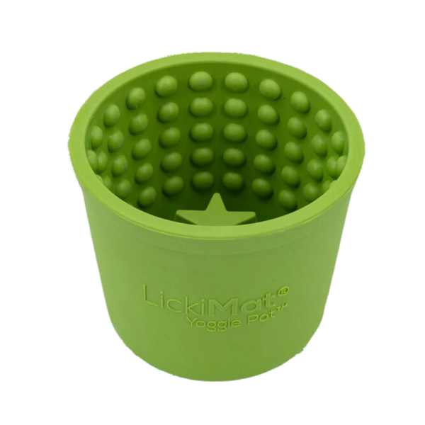 Grüner LickiMat Yoggie Pot aus Silikon mit einer sternförmigen Vertiefung in der Mitte und einer gepunkteten Innenfläche.