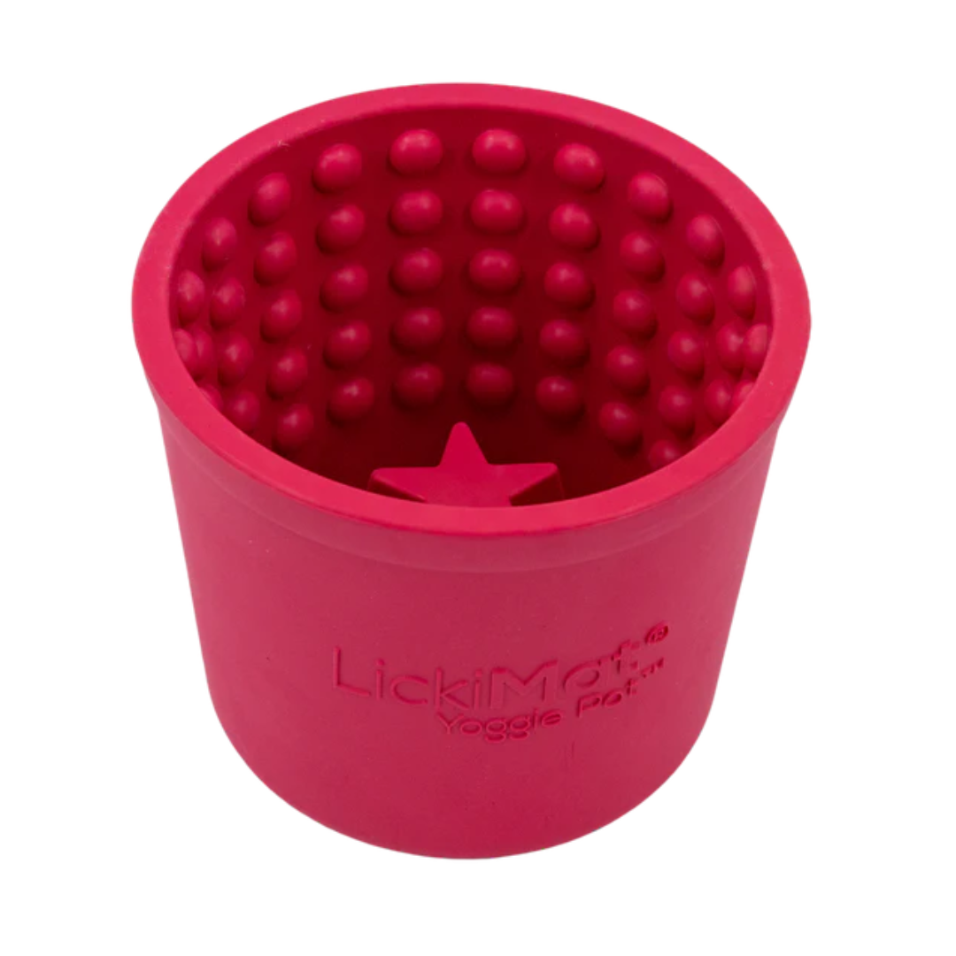 Pinker LickiMat Yoggie Pot aus Silikon mit einer sternförmigen Vertiefung in der Mitte und einer gepunkteten Innenfläche.