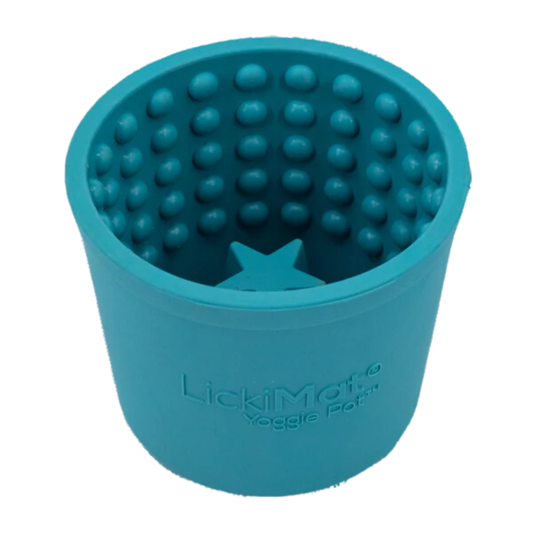 Blauer LickiMat Yoggie Pot aus Silikon mit einer sternförmigen Vertiefung in der Mitte und einer gepunkteten Innenfläche.