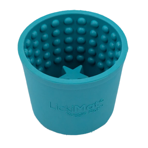 Blauer LickiMat Yoggie Pot aus Silikon mit einer sternförmigen Vertiefung in der Mitte und einer gepunkteten Innenfläche.