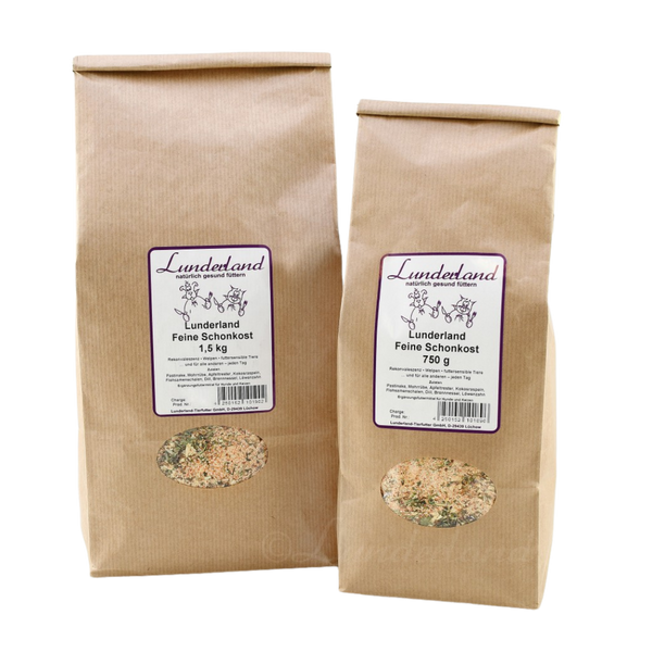 Zwei braune Papiertüten mit Futter. Links die größere Tüte mit 'Lunderland Feine Schonkost 1,5 kg', rechts die kleinere mit 'Lunderland Feine Schonkost 750 g'.