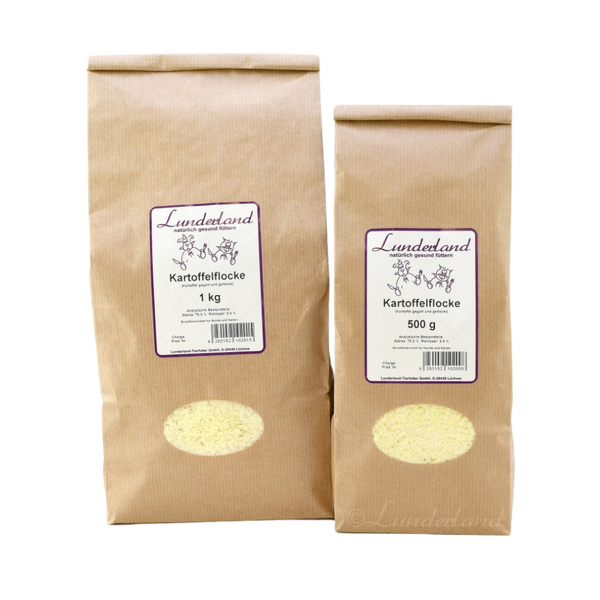 Zwei braune Papiertüten mit Futter. Links die größere Tüte mit 'Lunderland Kartoffelflocke 1 kg', rechts die kleinere mit 'Lunderland Kartoffelflocke 500 g'.