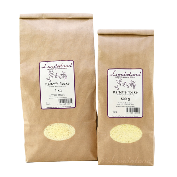 Zwei braune Papiertüten mit Futter. Links die größere Tüte mit 'Lunderland Kartoffelflocke 1 kg', rechts die kleinere mit 'Lunderland Kartoffelflocke 500 g'.