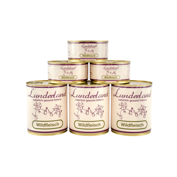 Sechs Dosen mit Wildfleisch von der Marke Lunderland, gestapelt in zwei Reihen. Die Dosen sind rund und haben eine weiße, grüne Etikett.