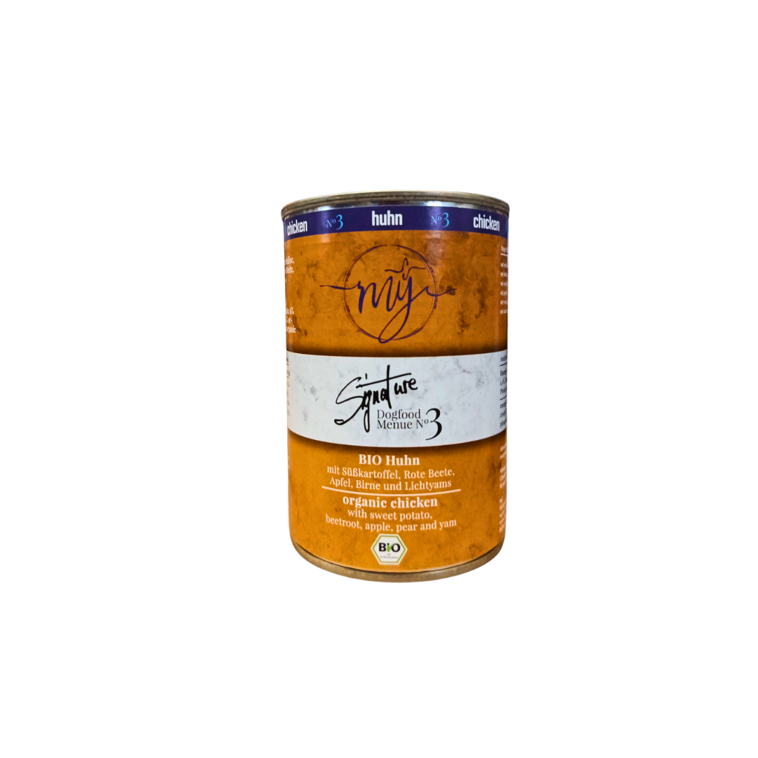Dose Hundefutter mit gelben Etikett. Aufschrift: my Signature, Dogfood Menue No. 3, BIO Huhn und Zutaten wie Süßkartoffel, Rote Beete, Äpfel, Birne.