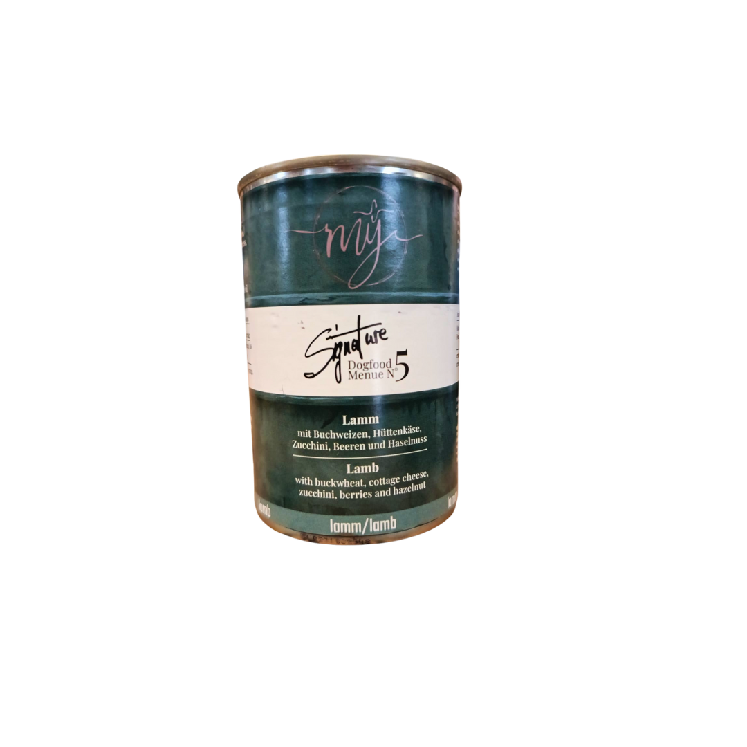 Dose Hundefutter mit blauem Etikett. Aufschrift: my Signature, Dogfood Menue No.5, Lamm und Zutaten wie Buchweizen, Zucchini, Hüttenkäse, Cranberry, Heidelbeeren, Haselnuss