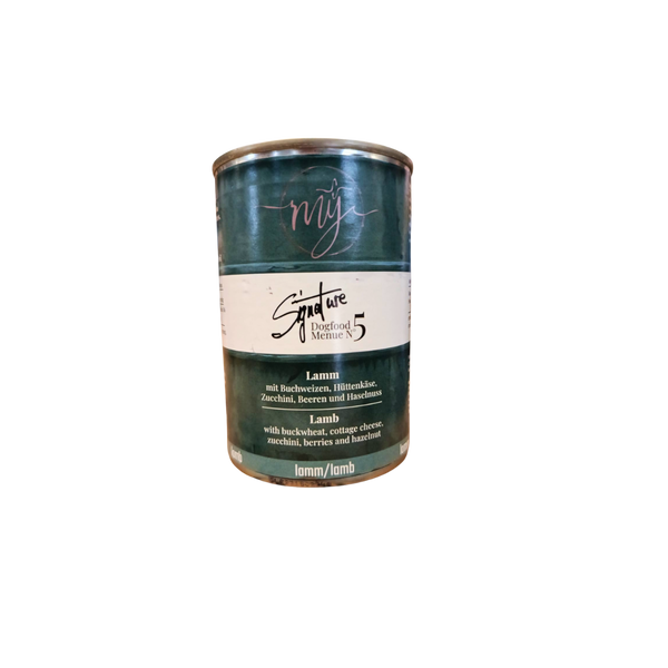 Dose Hundefutter mit blauem Etikett. Aufschrift: my Signature, Dogfood Menue No.5, Lamm und Zutaten wie Buchweizen, Zucchini, Hüttenkäse, Cranberry, Heidelbeeren, Haselnuss