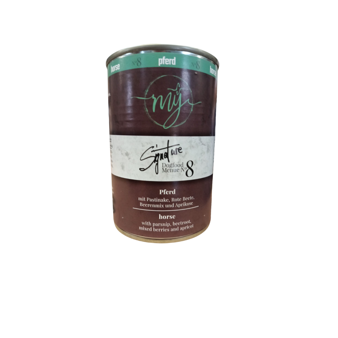 Dose Hundefutter mit violettem Etikett. Aufschrift: my Signature, Dogfood Menue No.8, Pferd und Zutaten wie Pastinaken, Rote Beete, Beeren, Aprikosen, Hagebutten