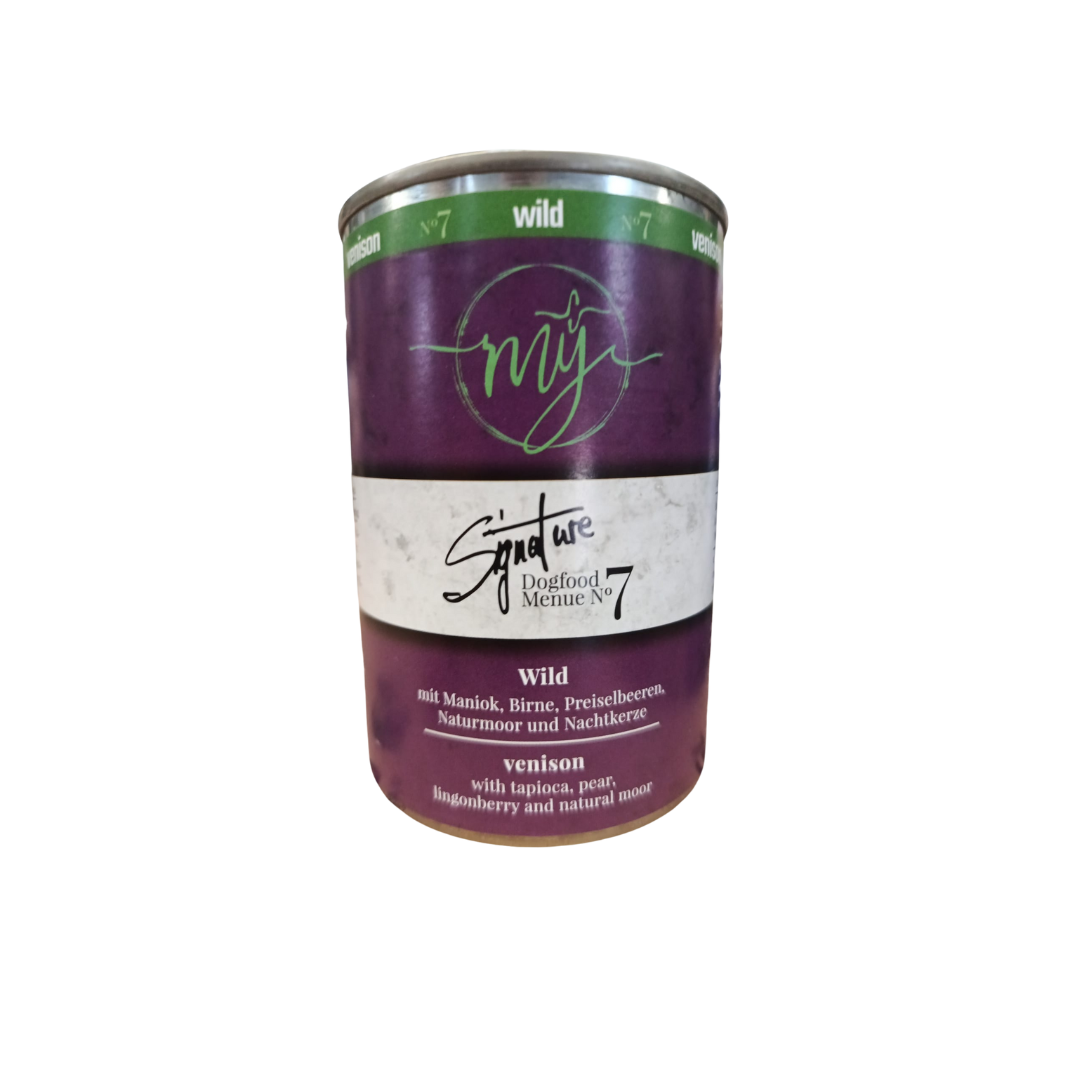 Dose Hundefutter mit dunklem violetten Etikett. Aufschrift: my Signature, Dogfood Menue No.7, Wild und Zutaten wie Maniok, Birnen, Preiselbeeren, Naturmoor, Nachtkerze