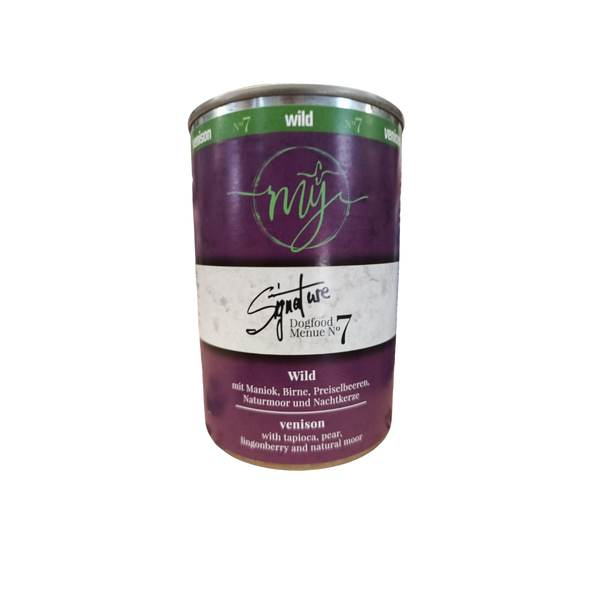 Dose Hundefutter mit dunklem violetten Etikett. Aufschrift: my Signature, Dogfood Menue No.7, Wild und Zutaten wie Maniok, Birnen, Preiselbeeren, Naturmoor, Nachtkerze