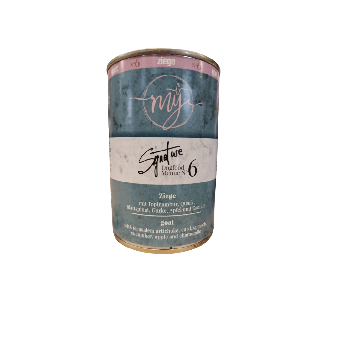 Dose Hundefutter mit hell blauem Etikett. Aufschrift: my Signature, Dogfood Menue No.6, Ziege und Zutaten wie Topinambur, Quark, Blattspinat, Gurke, Apfel