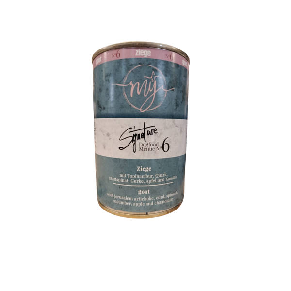 Dose Hundefutter mit hell blauem Etikett. Aufschrift: my Signature, Dogfood Menue No.6, Ziege und Zutaten wie Topinambur, Quark, Blattspinat, Gurke, Apfel