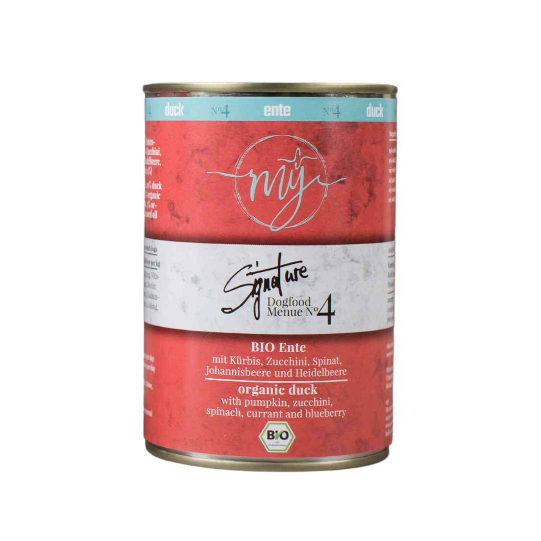 Dose für Hundefutter mit rotem Etikett. Aufschrift: my Signature, Dogfood Menue No. 4, BIO Ente und Zutaten wie Kürbis, Zucchini, Spinat, Johannisbeere und Heidelbeere.