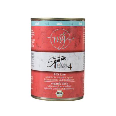Dose für Hundefutter mit rotem Etikett. Aufschrift: my Signature, Dogfood Menue No. 4, BIO Ente und Zutaten wie Kürbis, Zucchini, Spinat, Johannisbeere und Heidelbeere.