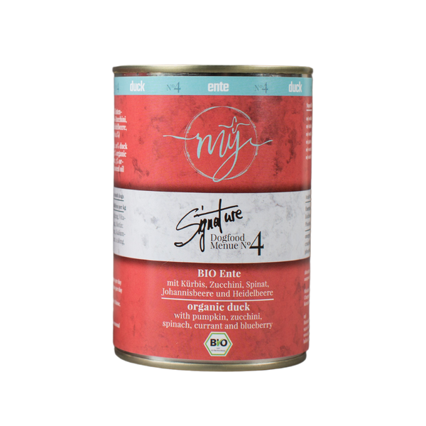 Dose für Hundefutter mit rotem Etikett. Aufschrift: my Signature, Dogfood Menue No. 4, BIO Ente und Zutaten wie Kürbis, Zucchini, Spinat, Johannisbeere und Heidelbeere.