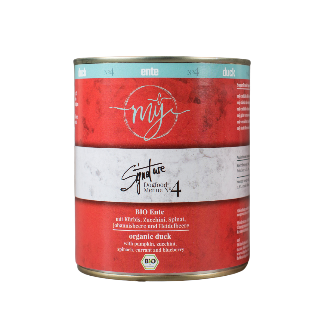 Dose für Hundefutter mit rotem Etikett. Aufschrift: my Signature, Dogfood Menue No. 4, BIO Ente und Zutaten wie Kürbis, Zucchini, Spinat, Johannisbeere und Heidelbeere.