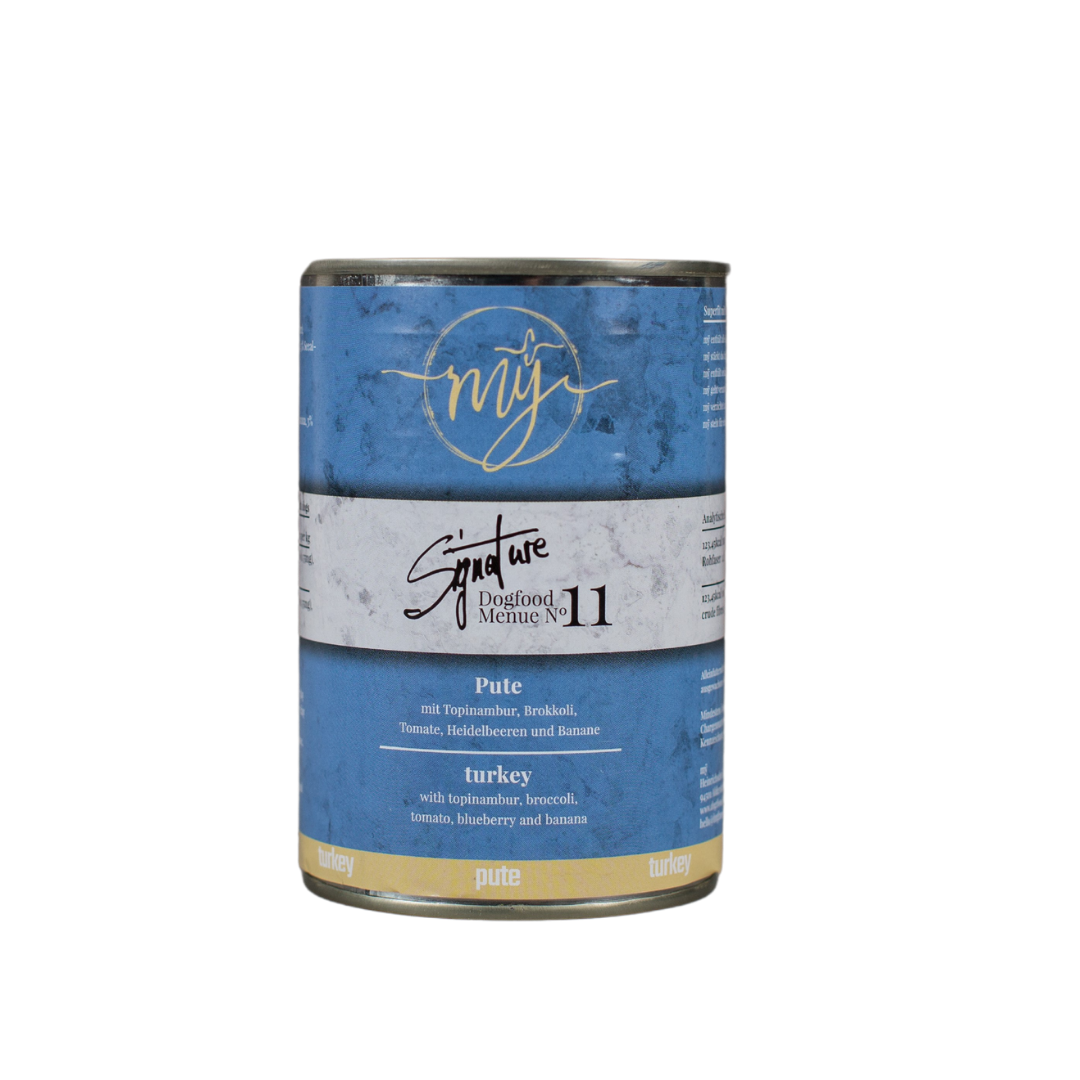Dose Hundefutter mit blauem Etikett. Aufschrift: my Signature, Dogfood Menue No. 11, BIO Pute und Zutaten wie Topinambur, Brokkoli, Heidelbeeren, Tomaten, Bananen,