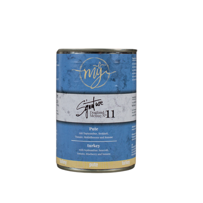 Dose Hundefutter mit blauem Etikett. Aufschrift: my Signature, Dogfood Menue No. 11, BIO Pute und Zutaten wie Topinambur, Brokkoli, Heidelbeeren, Tomaten, Bananen,