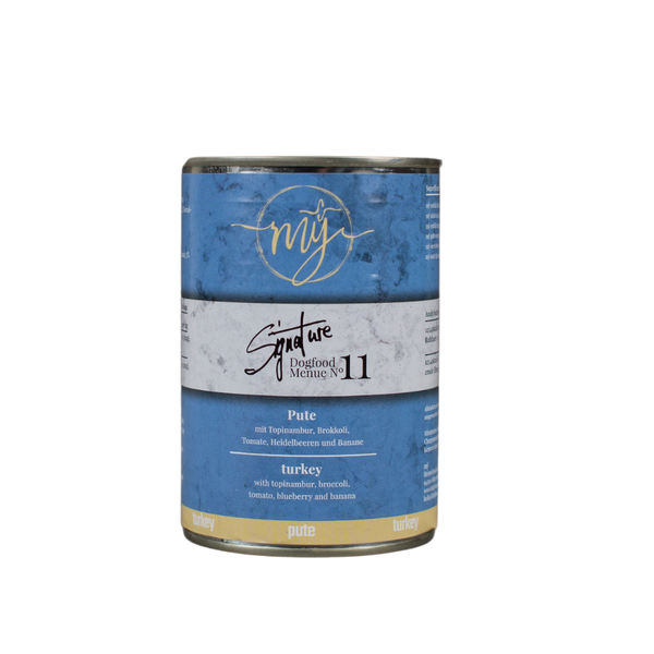 Dose Hundefutter mit blauem Etikett. Aufschrift: my Signature, Dogfood Menue No. 11, BIO Pute und Zutaten wie Topinambur, Brokkoli, Heidelbeeren, Tomaten, Bananen,