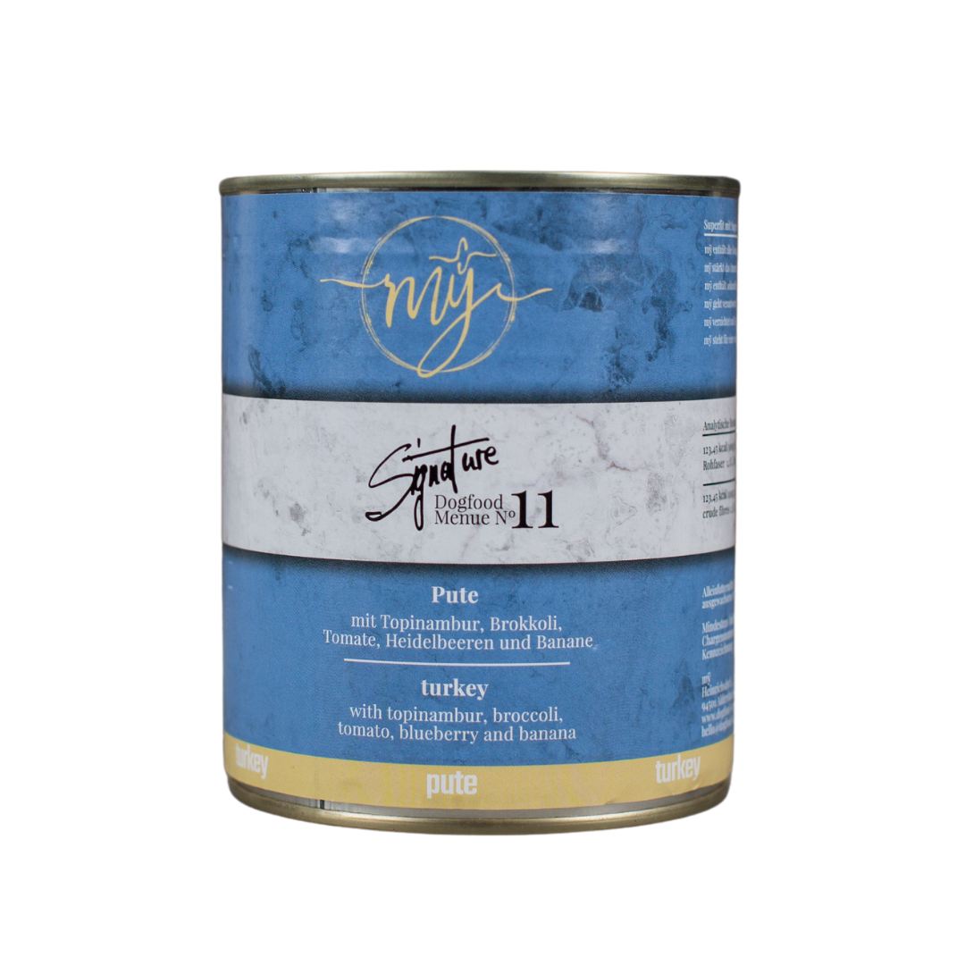 Dose Hundefutter mit blauem Etikett. Aufschrift: my Signature, Dogfood Menue No. 11, BIO Pute und Zutaten wie Topinambur, Brokkoli, Heidelbeeren, Tomaten, Bananen,