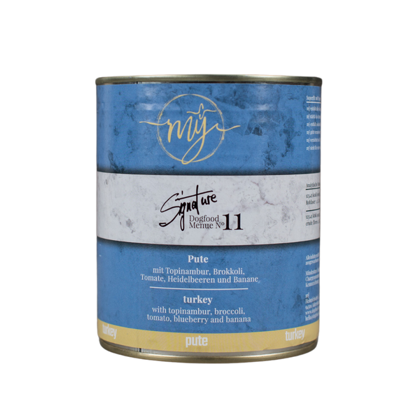 Dose Hundefutter mit blauem Etikett. Aufschrift: my Signature, Dogfood Menue No. 11, BIO Pute und Zutaten wie Topinambur, Brokkoli, Heidelbeeren, Tomaten, Bananen,