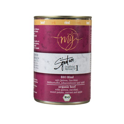 Dose Hundefutter mit pinkem Etikett. Aufschrift: my Signature, Dogfood Menue No. 1, BIO Rins und Zutaten wie Quinoa, Zucchini, Süßkartoffeln, Johannsibeeren, Apfel