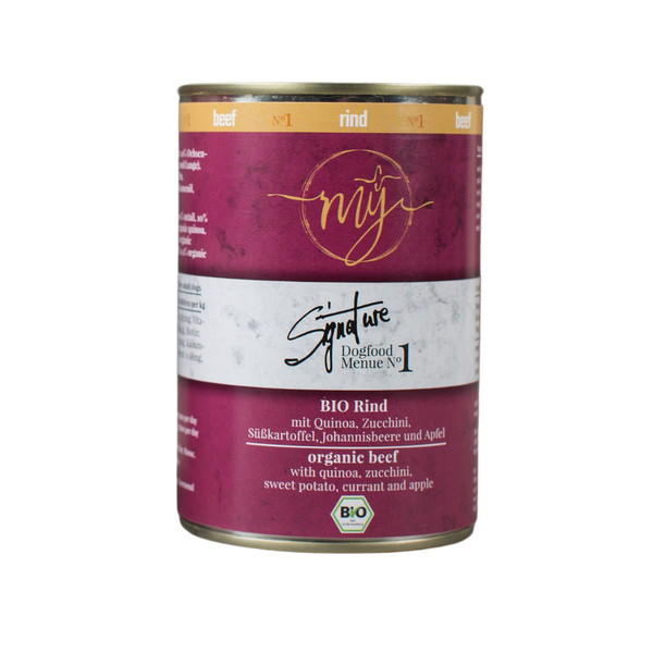 Dose Hundefutter mit pinkem Etikett. Aufschrift: my Signature, Dogfood Menue No. 1, BIO Rins und Zutaten wie Quinoa, Zucchini, Süßkartoffeln, Johannsibeeren, Apfel
