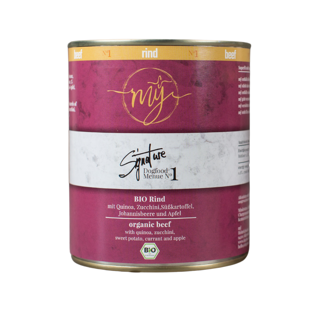 Dose Hundefutter mit pinkem Etikett. Aufschrift: my Signature, Dogfood Menue No. 1, BIO Rins und Zutaten wie Quinoa, Zucchini, Süßkartoffeln, Johannsibeeren, Apfel