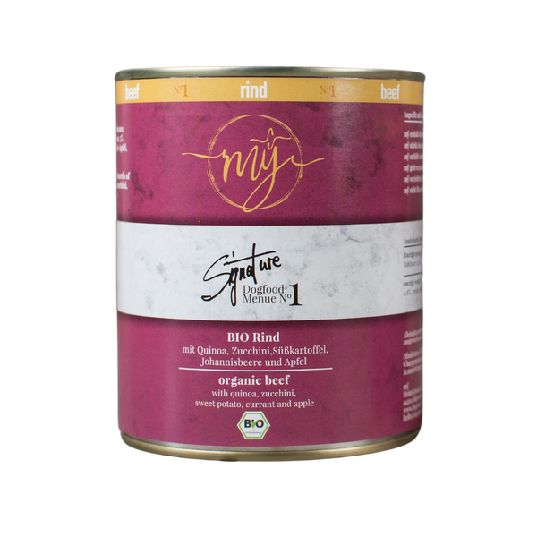 Dose Hundefutter mit pinkem Etikett. Aufschrift: my Signature, Dogfood Menue No. 1, BIO Rins und Zutaten wie Quinoa, Zucchini, Süßkartoffeln, Johannsibeeren, Apfel