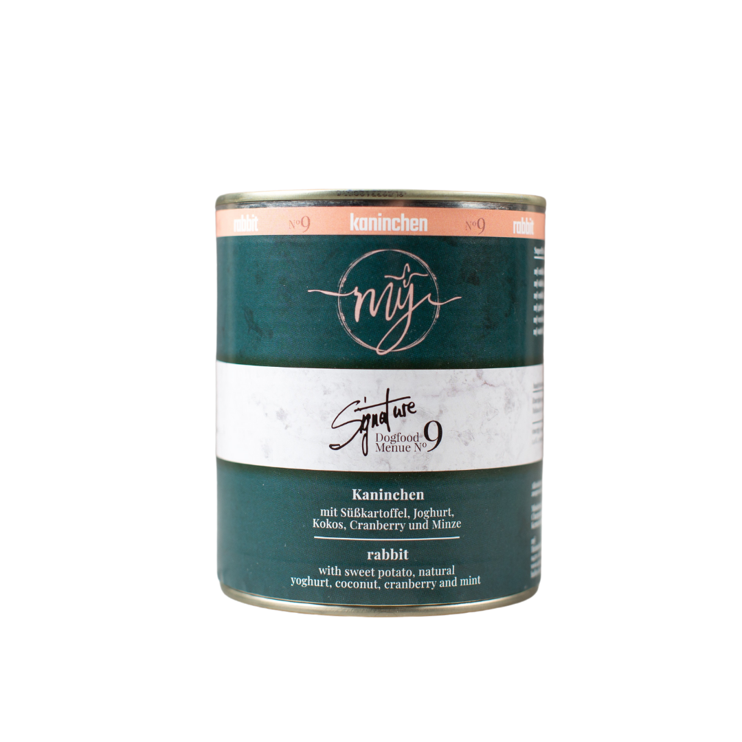 Dose Hundefutter mit dunkel grünem Etikett. Aufschrift: my Signature, Dogfood Menue No. 9, Kaninchen und Zutaten wie Süßkartoffeln, Joghurt, Kokos, Cranberry, Minze