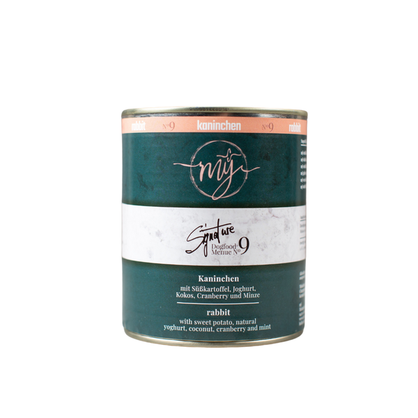 Dose Hundefutter mit dunkel grünem Etikett. Aufschrift: my Signature, Dogfood Menue No. 9, Kaninchen und Zutaten wie Süßkartoffeln, Joghurt, Kokos, Cranberry, Minze
