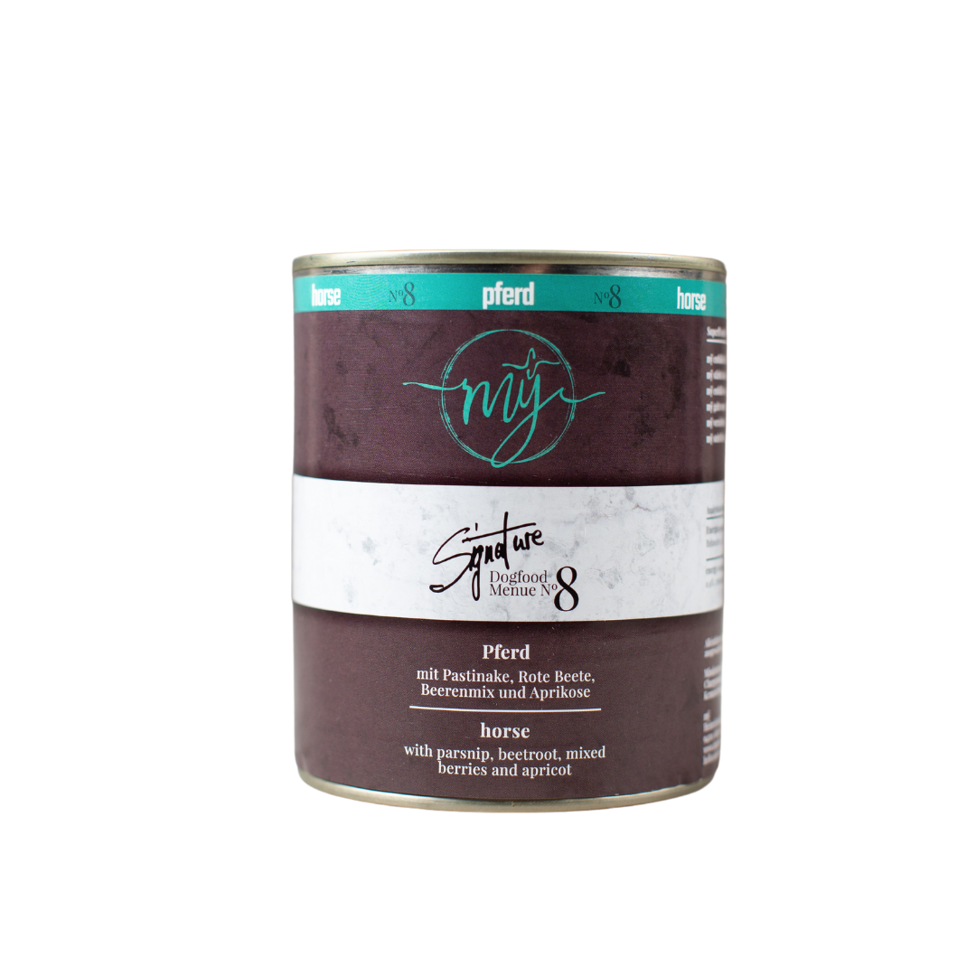 Dose Hundefutter mit violettem Etikett. Aufschrift: my Signature, Dogfood Menue No.8, Pferd und Zutaten wie Pastinaken, Rote Beete, Beeren, Aprikosen, Hagebutten