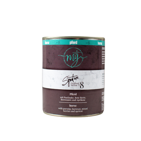 Dose Hundefutter mit violettem Etikett. Aufschrift: my Signature, Dogfood Menue No.8, Pferd und Zutaten wie Pastinaken, Rote Beete, Beeren, Aprikosen, Hagebutten