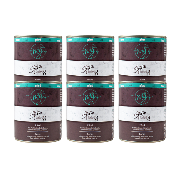 Sechs Dosen Hundefutter mit violettem Etikett. Aufschrift: my Signature, Dogfood Menue No.8, Pferd und Zutaten wie Pastinaken, Rote Beete, Beeren, Aprikosen, Hagebutten