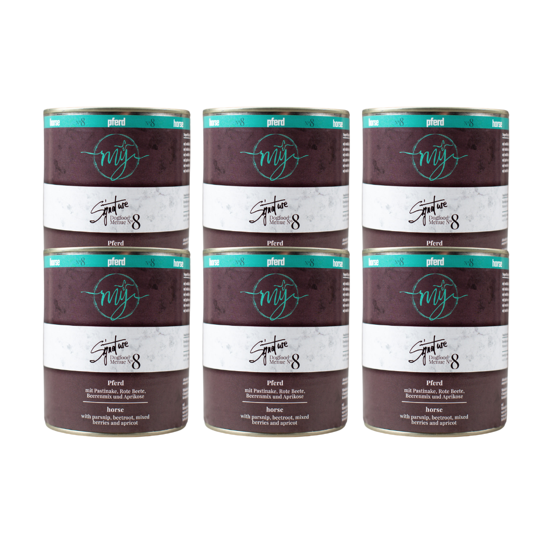 Sechs Dosen Hundefutter mit violettem Etikett. Aufschrift: my Signature, Dogfood Menue No.8, Pferd und Zutaten wie Pastinaken, Rote Beete, Beeren, Aprikosen, Hagebutten