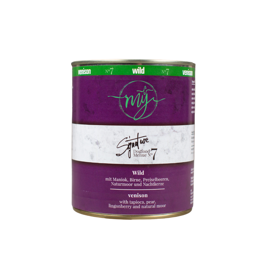 Dose Hundefutter mit dunklem violetten Etikett. Aufschrift: my Signature, Dogfood Menue No.7, Wild und Zutaten wie Maniok, Birnen, Preiselbeeren, Naturmoor, Nachtkerze