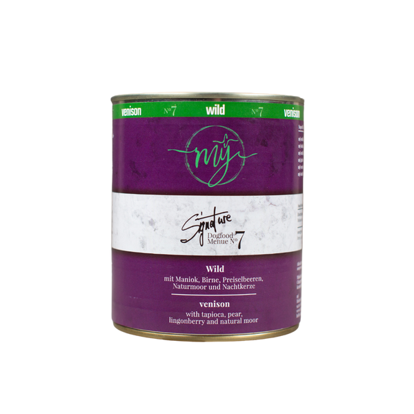 Dose Hundefutter mit dunklem violetten Etikett. Aufschrift: my Signature, Dogfood Menue No.7, Wild und Zutaten wie Maniok, Birnen, Preiselbeeren, Naturmoor, Nachtkerze